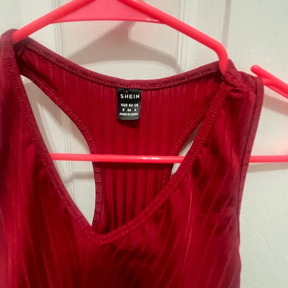 SHEIN Red Cut Out Crop Tank Top - Picture 4 of 8